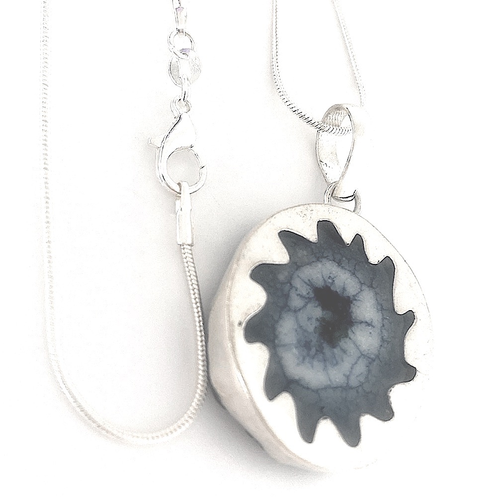 1 inch blue Solar Quartz pendant on a 20 inch 925 marked chain - Picture 2 of 4